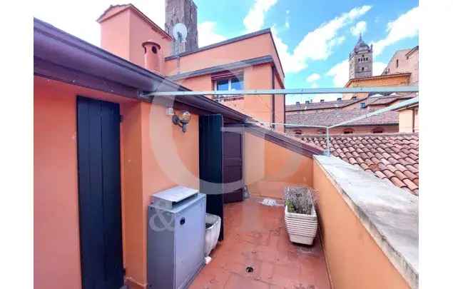 Affitto 3 camera casa di 118 m² in Bologna