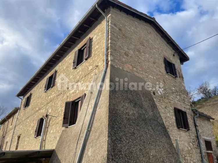 Casale in pietra con vista panoramica a Cerreto di Spoleto