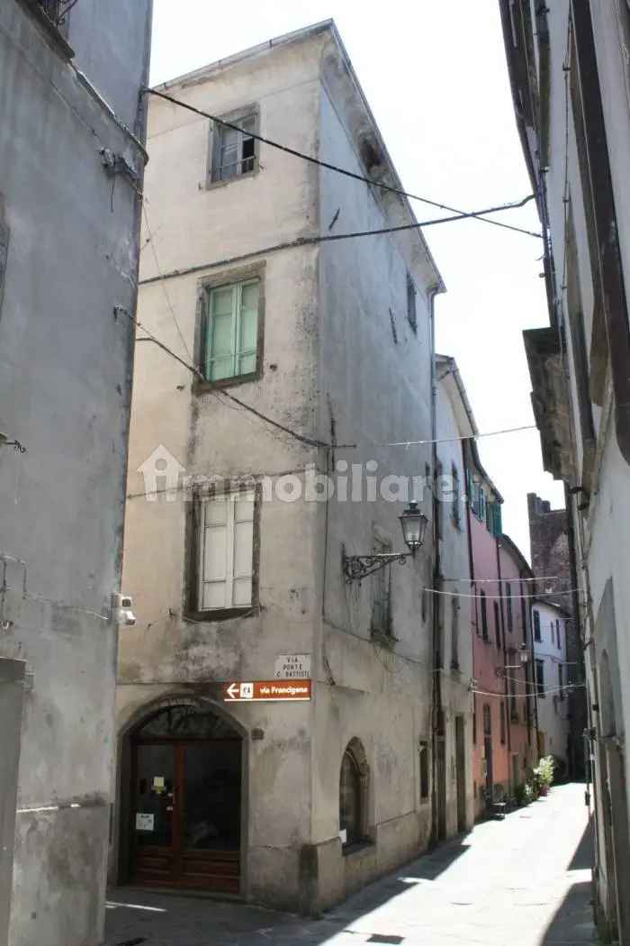 Terratetto plurifamiliare via Camillo Benso di Cavour 47, Centro, Pontremoli