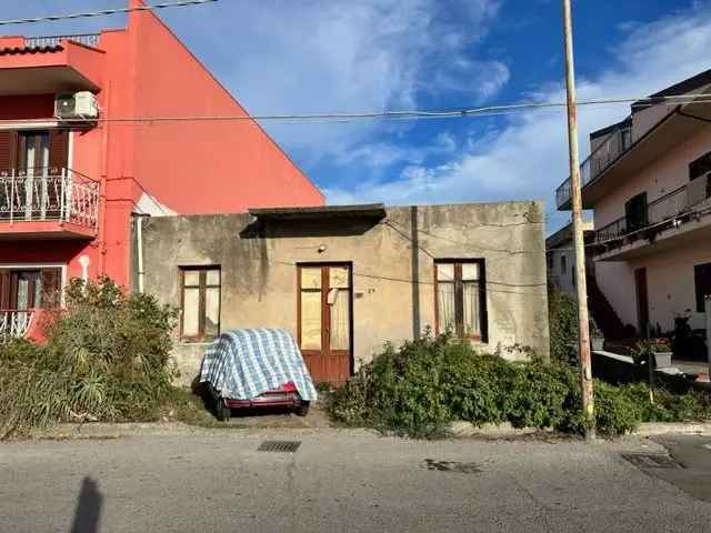 Casa Indipendente in Via Luigi Fulci , 69, Milazzo (ME)