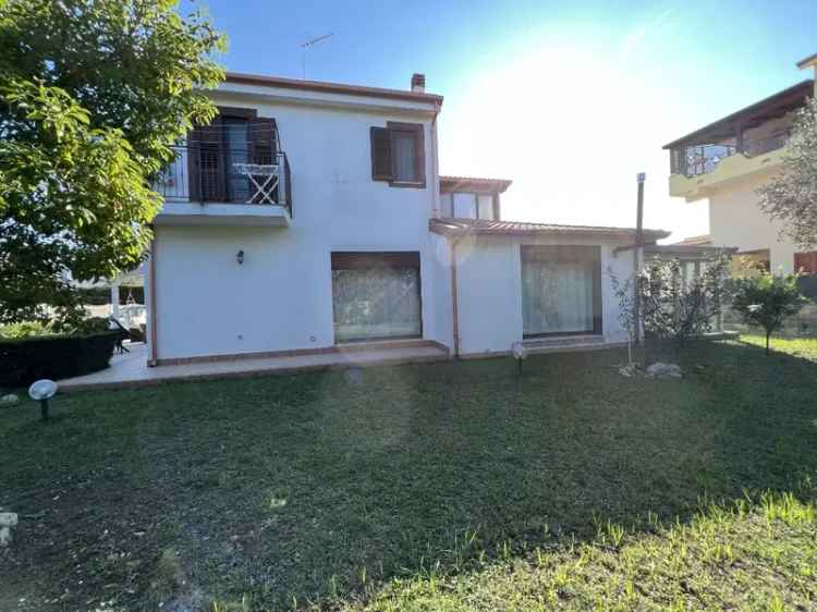 Villa in VIA NAZIONI UNITE, Crotone, 8 locali, 3 bagni, 330 m²