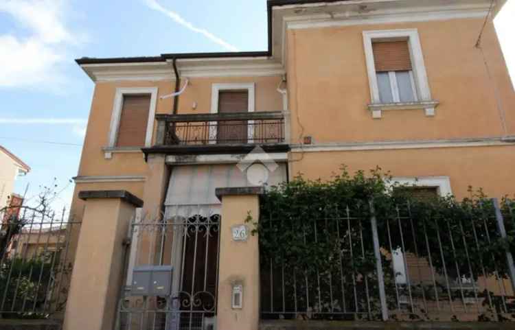 Villa bifamiliare via Lorenzo Angelini 26, Centro Storico, Voghera