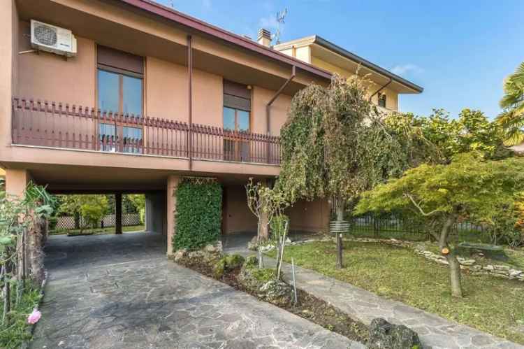 Villa in Via IV Novembre 30, Concorezzo, 4 locali, 2 bagni, 222 m²