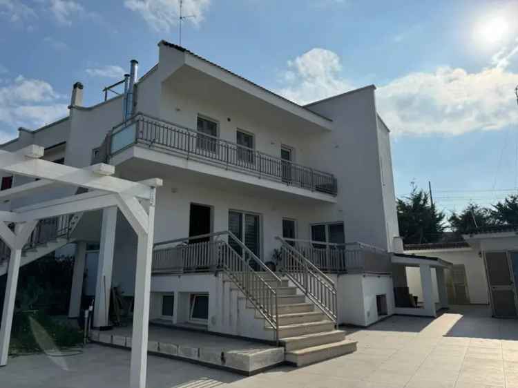 Villa singola in III LEPORE, Bari, 9 locali, 3 bagni, giardino privato