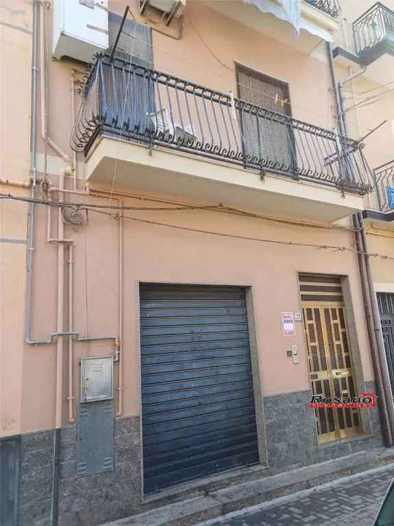 Appartamento in Via SAN PLACIDO, Biancavilla, 6 locali, 2 bagni