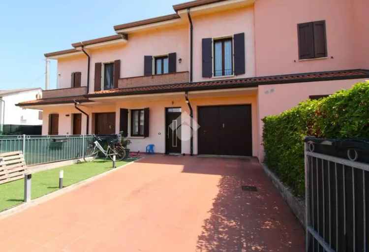 Villa a schiera via alcide de gasperi 10, Centro, Concordia sulla Secchia