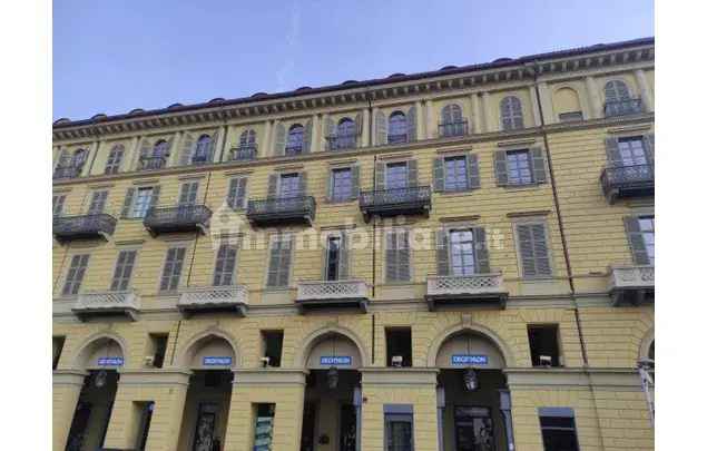 Affitto 5 camera appartamento di 240 m² in Turin