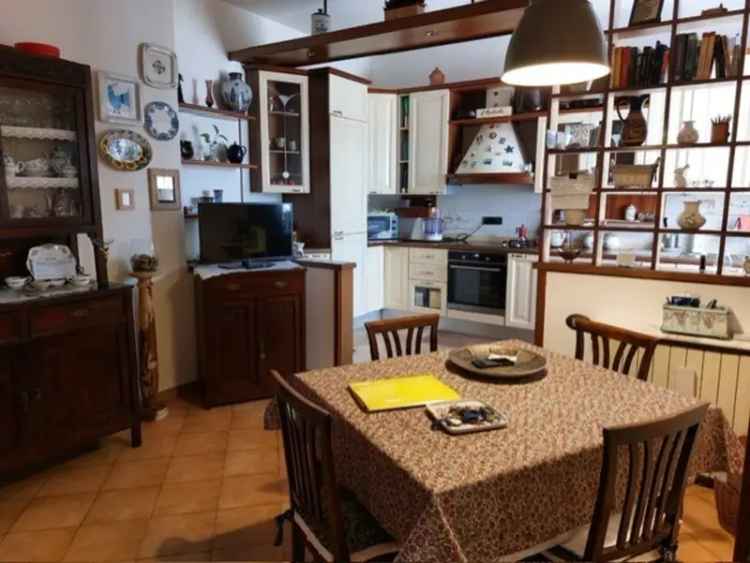 Villa in Via Madonnina 57A, Luni, 13 locali, 3 bagni, giardino privato