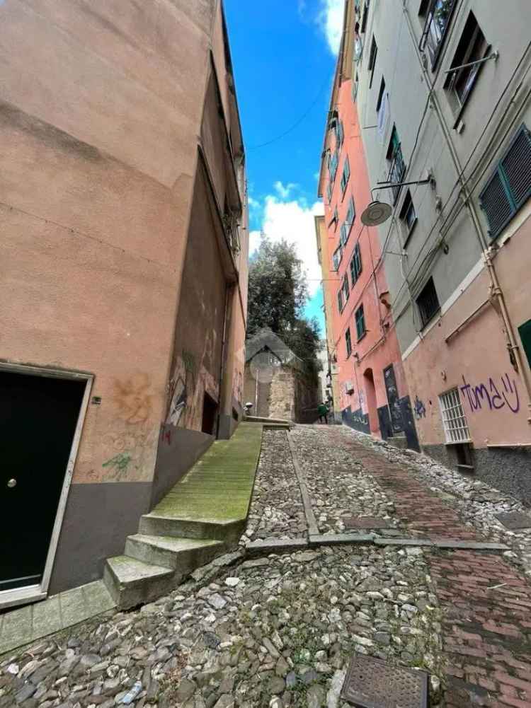 Bilocale Vico Amandorla 9, Molo, Genova