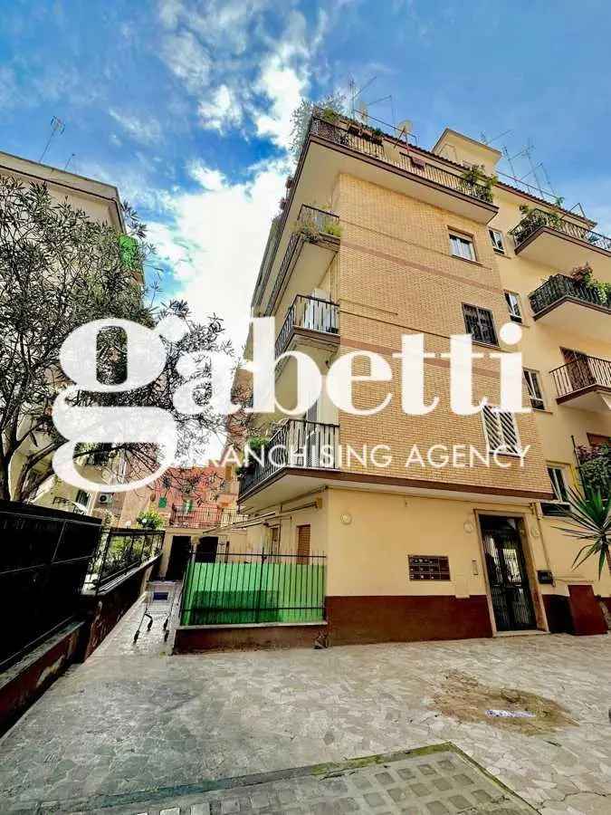 Appartamento in Via Delle Betulle, Roma (RM)