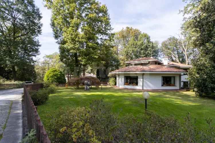 Villa in Via Lambro, Lesmo, 8 locali, 8 bagni, giardino privato