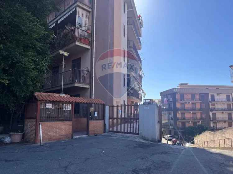 Appartamento in Via Antonio Locatelli, Catania, 5 locali, 2 bagni