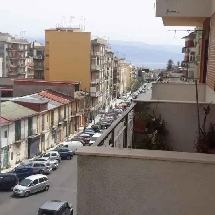 Appartamento in Via pietro castelli, Messina, 1 bagno, 80 m², 3° piano