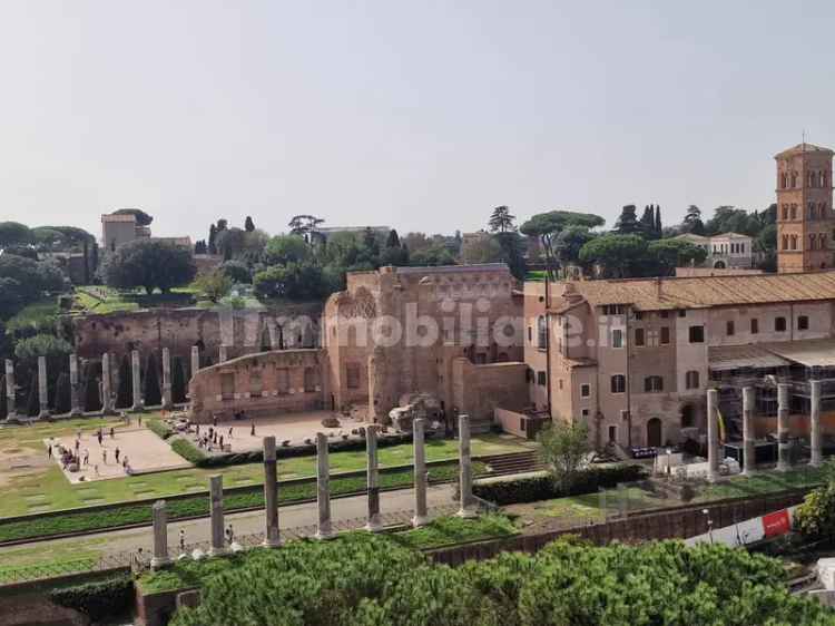 Attico via del Colosseo, Colle Oppio, Roma