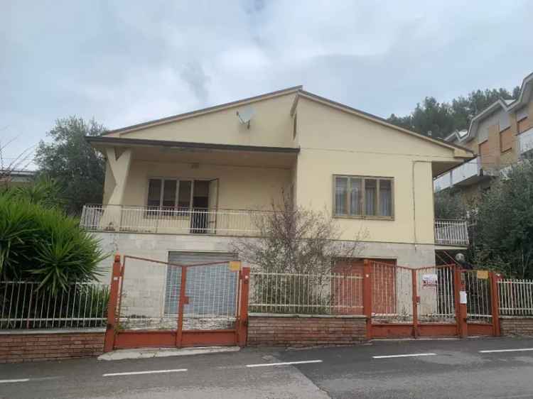 Villa singola in VIA GIUSEPPE FLAIANI, Teramo, 8 locali, 1 bagno