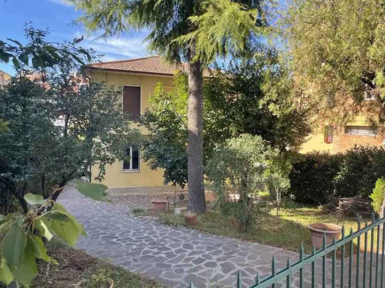 Villa in Via Martiri della Resistenza, Spoleto, 12 locali, 2 bagni