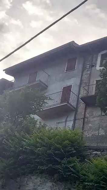 CASA SU DUE PIANI