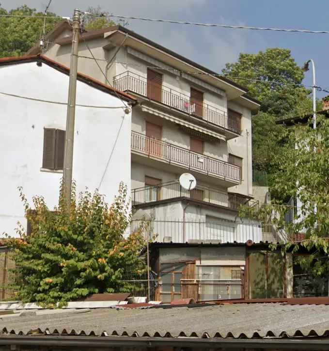 CASA SINGOLA SU TRE LIVELLI CON CANTINA E GIARDINO