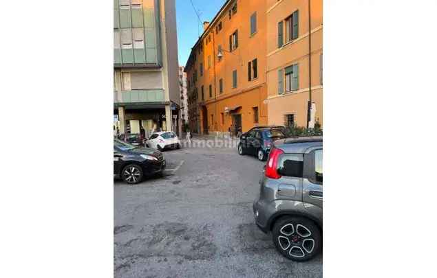 Affitto 3 camera appartamento di 100 m² in Bologna