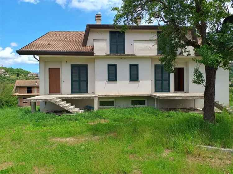 Villetta bifamiliare in SR 6 21, Frosinone, 3 locali, 2 bagni, 300 m²