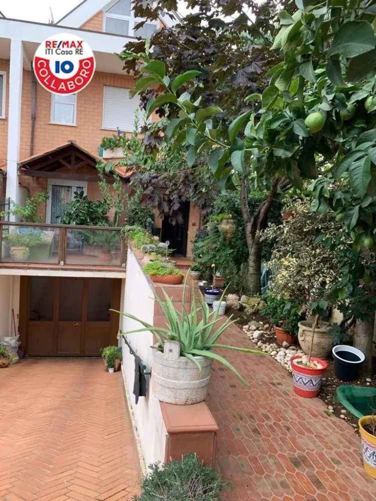 Villa a schiera via Berlino, Inghilterra - Zona 167, Aprilia