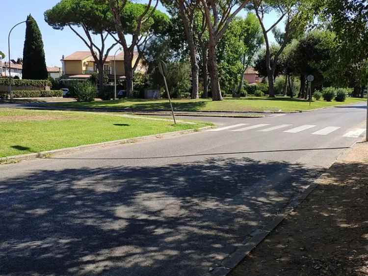 Villa in Via Pisistrato, Roma, 1 bagno, giardino in comune, posto auto