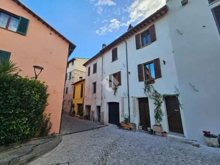 Terratetto plurifamiliare via Della Scuola D' Arti e Mestieri 49, Centro Storico, Foligno