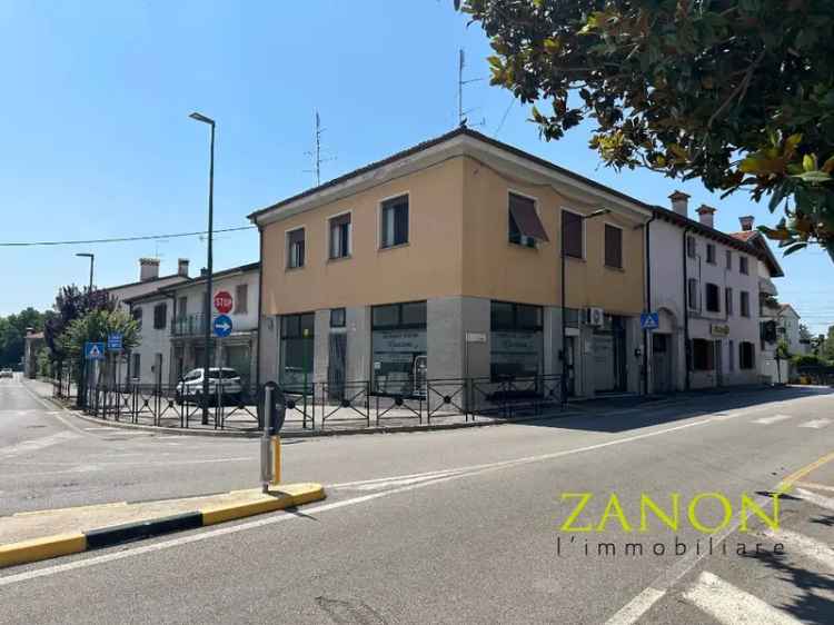 Appartamento in Viale Friuli, Cormons, 6 locali, 1 bagno, 121 m²