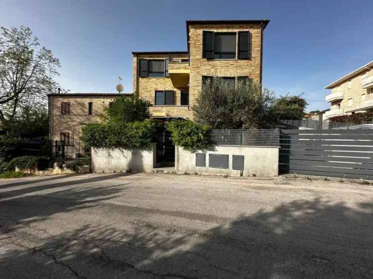 Villa a schiera in STRADA COMUNALE VALLASCIANO, Fermo, 6 locali