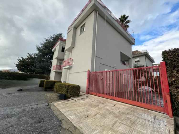 Villa in Via Pietro Nenni, Lamezia Terme, 1 bagno, posto auto, 252 m²