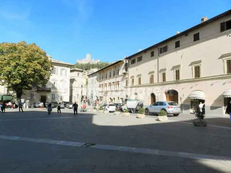 Trilocale via Santa Chiara 3, Centro Storico, Assisi