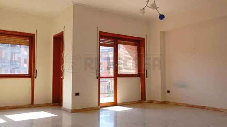 Appartamento in Via Ferrarecce, Caserta, 6 locali, posto auto, 150 m²