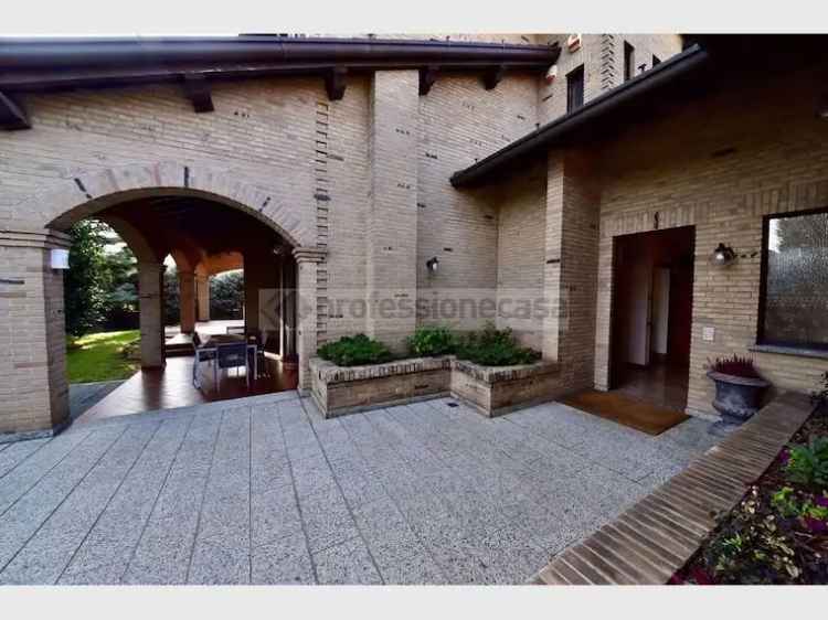 Villa Trifamiliare Nova Milanese 465mq Giardino 1500mq