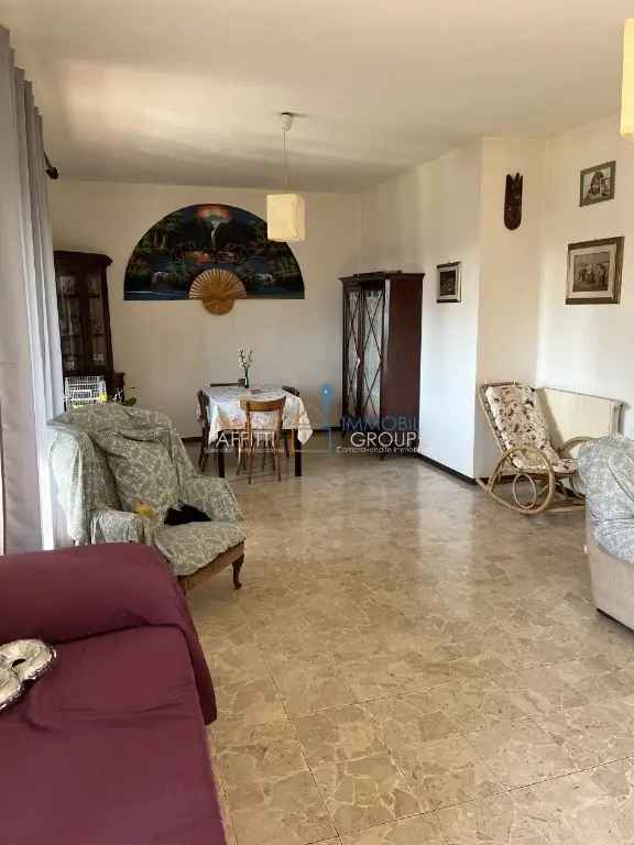 Appartamento in Piazza Gino Lucetti 11B, Carrara, 6 locali, 1 bagno