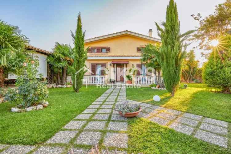 Villa in Via Tina Anselmi, Noto, 7 locali, 1 bagno, giardino privato