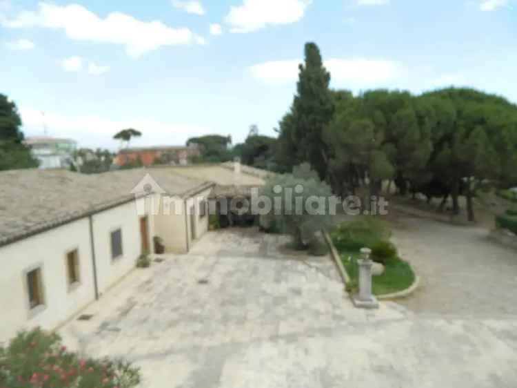 Villa plurifamiliare via Bouganvillea 14, Centro, Caltagirone