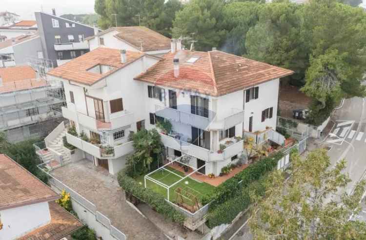 Villa a schiera in Via delle querce, Montemarciano, 10 locali, 4 bagni