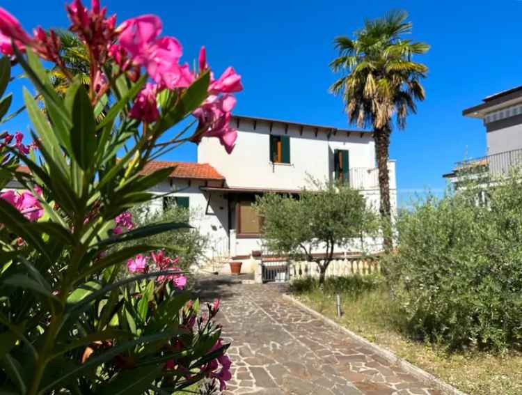 CASA INDIPENDENTE CON 2 APPARTAMENTI, GIARDINO E TERRAZZE