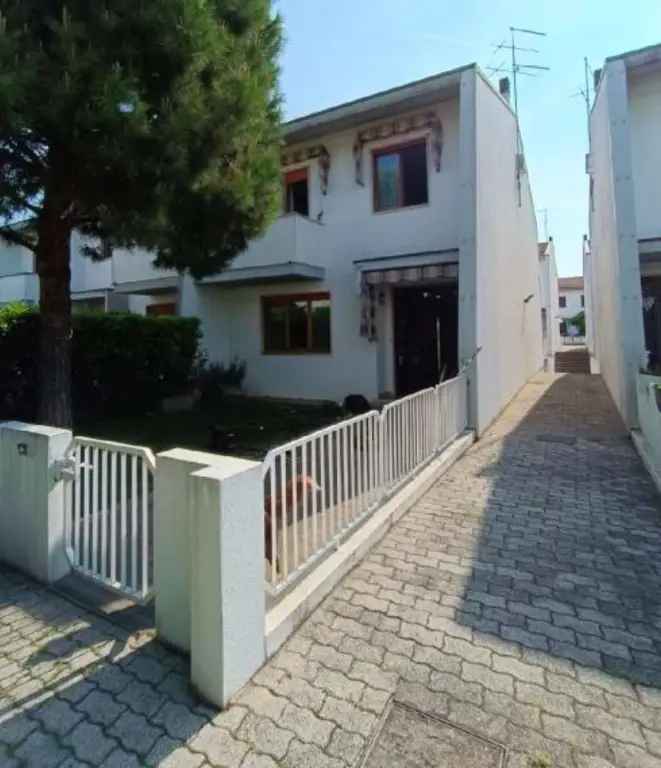 Villa a schiera in Via Monte Cengio, Dueville, 8 locali, 2 bagni, 1 m²