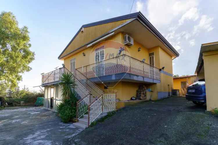 Villa in Via Enrico Fermi, Belpasso, 6 locali, 2 bagni, con box