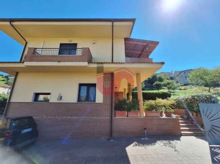 Villa singola in Via Avellino, Benevento, 14 locali, 4 bagni, con box