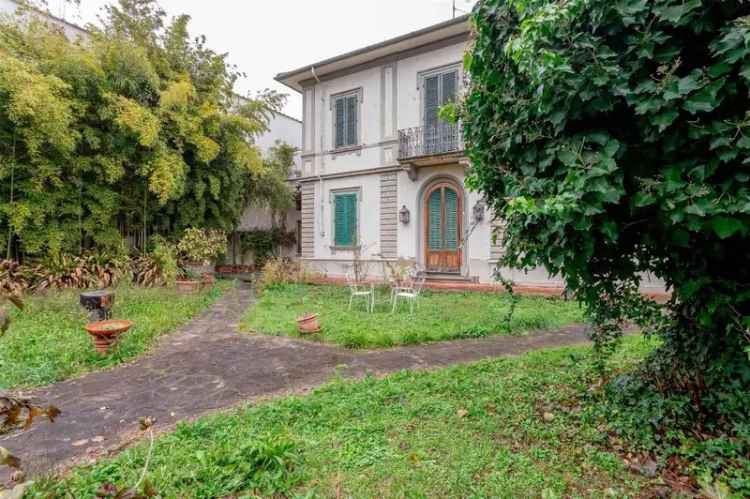 Villa in Via Fratelli Bandiera, Campi Bisenzio, 10 locali, 4 bagni