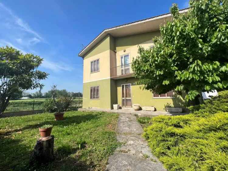 Casa singola Pozzonovo 4 camere 2 bagni terreno 12000 mq