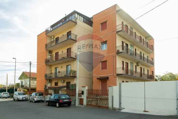 Appartamento in Via Pietro Mascagni, San Giovanni la Punta, 6 locali