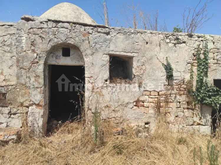 Trullo Contrada Pascarosa, Campanile, Fumarola, Cavalleriza, Ostuni