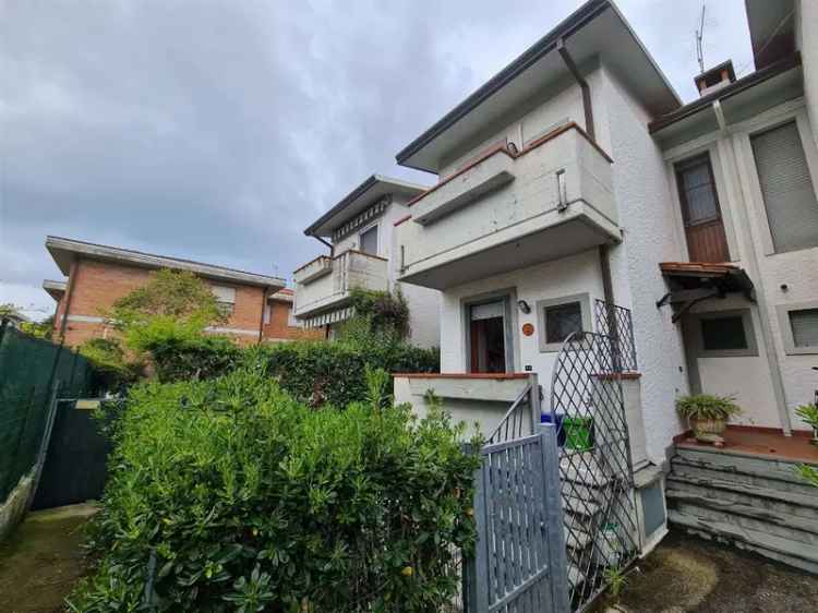 Villa a schiera in Via San Giuseppe Vecchio 220, Massa, 4 locali