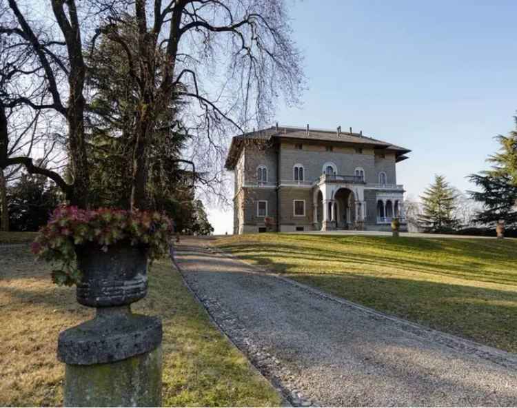 Villa singola a Cremella con giardino di 60000 mq