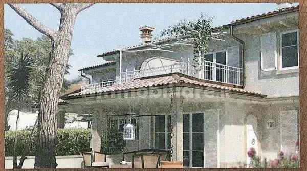 Villa bifamiliare via Versilia 1, Vittoria Apuana, Forte dei Marmi