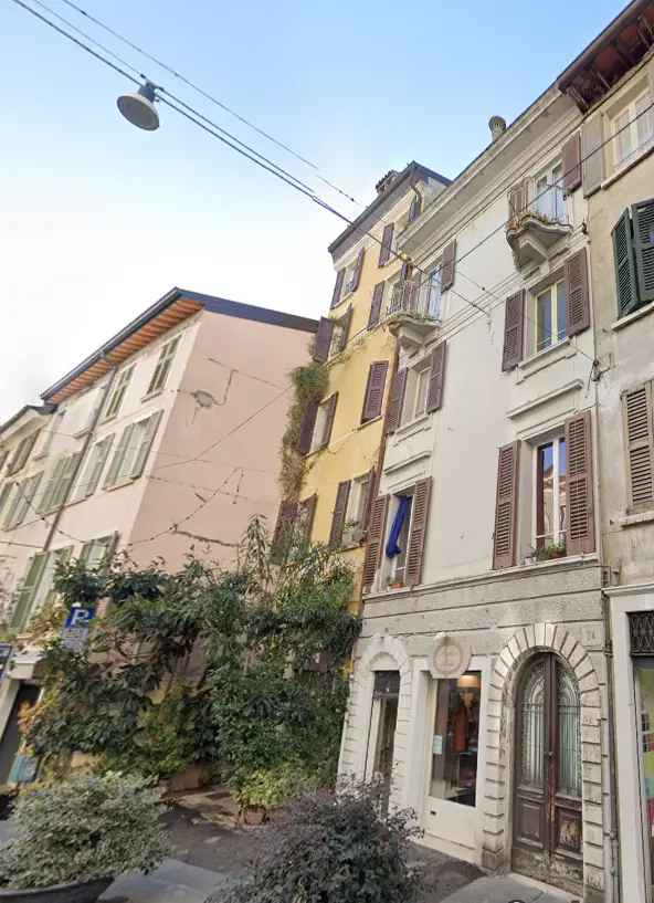 INTERA PALAZZINA CON NEGOZIO E QUATTRO APPARTAMENTI