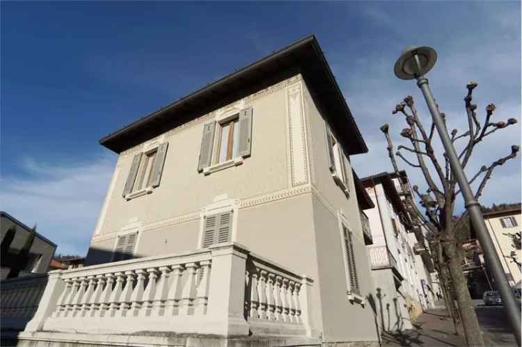 Villa in Via Verdi, Clusone, 8 locali, 3 bagni, giardino privato